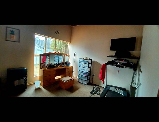 3 BEDROOM FREEHOLD FOR SALE IN KENLEAF